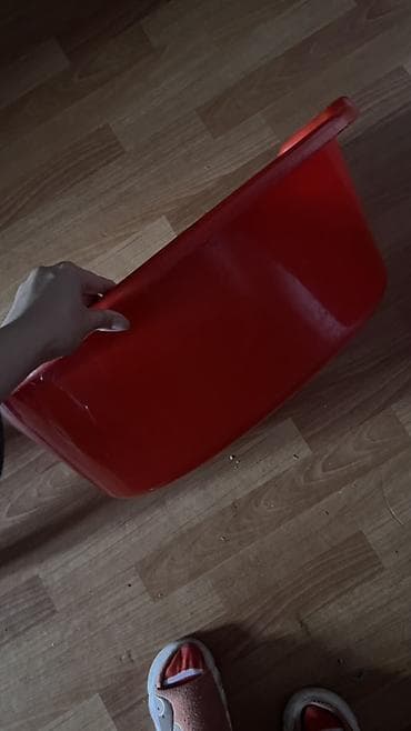 пластиковый туалет: Пластиковый таз/ванночка овальной формы, ярко‑красный. - Материал — 3