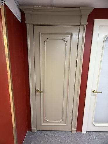 Классическая межкомнатная дверь в комплекте с наличниками и массивным