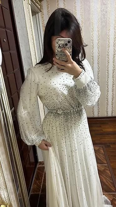 Длинное белое платье в пол с мелкими стразами. - Силуэт: А‑line lalafo.kg да Длинное белое платье в пол с мелкими стразами. - Силуэт: А‑line