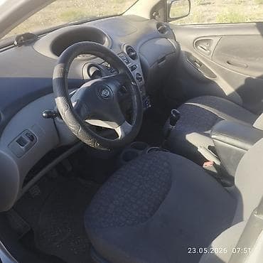 Унаа сатуу: Toyota Yaris: 2002 г., 1.3 л, Кол менен иштөөчү, Бензин, Хетчбек — 5