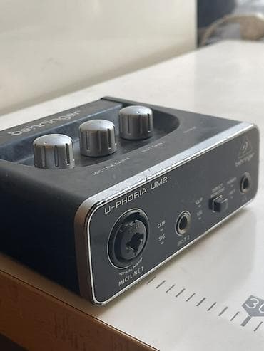 Звуковая карта Аудиоинтерфейс Behringer U-Phoria UM2 Компактный at lalafo.kg Звуковая карта Аудиоинтерфейс Behringer U-Phoria UM2 Компактный