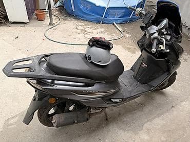 aion v plus: Скутер Wuben (50–125 cc класс) в чёрном цвете. Реальным клиентам — 4