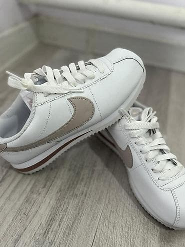 оригинальные кросовки: Кроссовки Nike Cortez, классическая модель в белом цвете с бежевым — 4