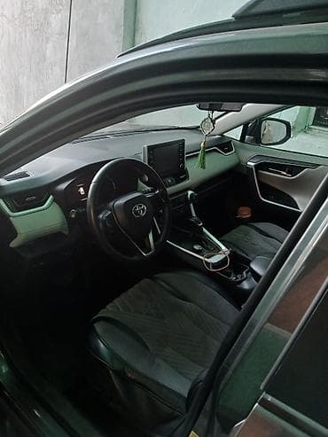step 2: Toyota RAV4 — интерьер и элементы управления - Современная передняя — 2