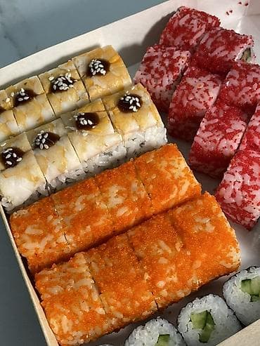 улака ат: Сеты роллов и суши . Инстаграм @AYAMI_KB Описание: - Ассорти роллов в — 3