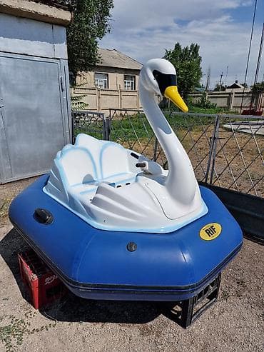 Детский мир: Продаю водный атракцион лебеди, количество 2шт, на Аккумуляторах, все — 4