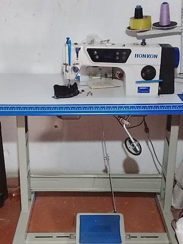 швейный отходы: Промышленная швейная машина HONKON с прямострочной строчкой на столе — 1