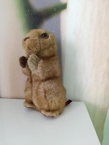 - Суслик из мягкого меха карамельного цвета, стоит на задних лапках