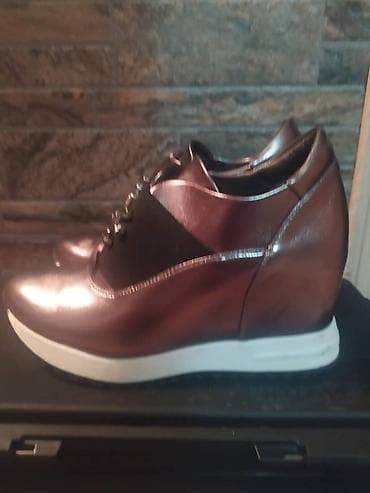 батек алтын: 39 размер, чуть-чуть маломерят. Новые, продаю, потому что размер не — 3