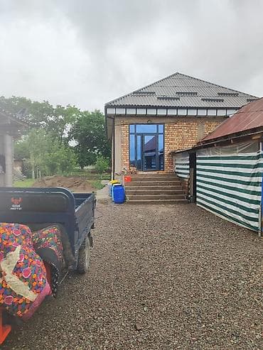 бишкек продаю дом село нижний алаарча: Продаётся дом с участком. - Дом одноэтажный, кирпичный, на высоком — 7