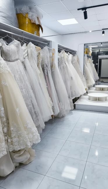 сдаю контейнер на рынке дордой: Продажа бизнеса Прокат одежды, Вместе с: Готовые договоры и контракты, Оборудование и мебель, Товарные запасы — 1