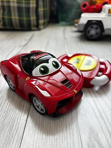 Игрушечная машинка Ferrari с пультовым управлением. Отличная машина
