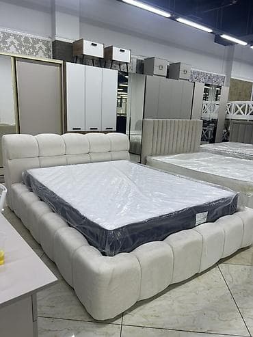 Дом и сад: Мягкая двуспальная кровать с объемным низким основанием и изголовьем — 1