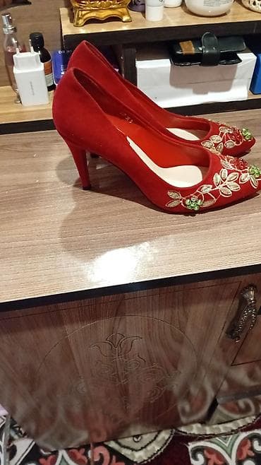 Туфли-лодочки на шпильке, 2 пары. 1) Karolina by Ziben — красные