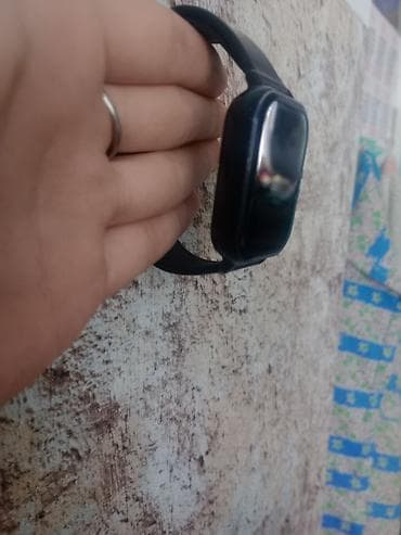 Смарт-часы с прямоугольным сенсорным экраном и черным силиконовым