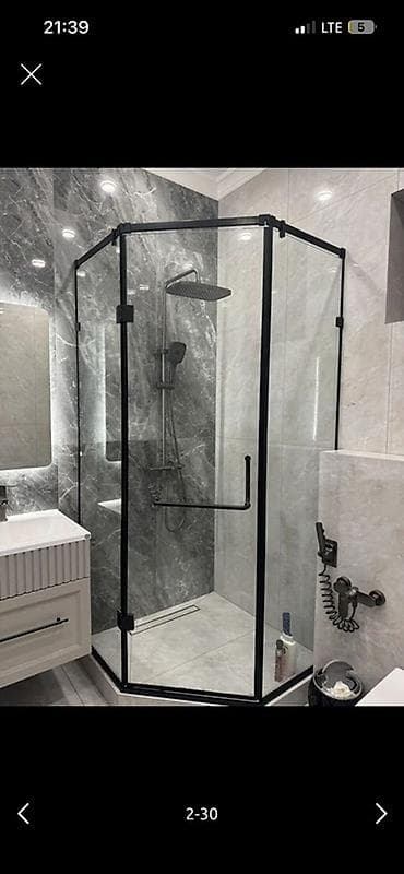 реечные панели: Душевая перегородка из закаленного стекла с матово‑черным профилем - — 1