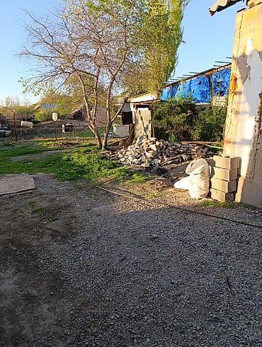 Продаётся земельный участок с хозяйственными постройками