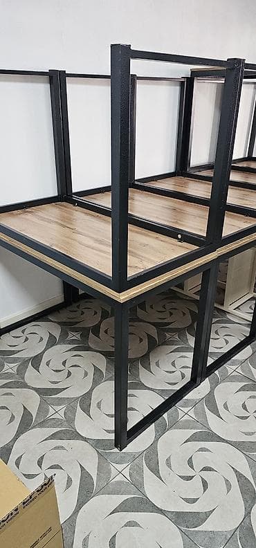 small table: Б/У Парты учебные в отличном состоянии (небольшие редкие задиры краски — 1