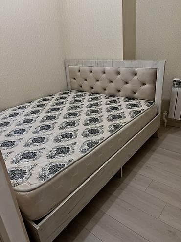продам двухспальную кровать: Двуспальная кровать, Б/у, С матрасом, длина - 190 см — 1