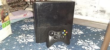 Игровая консоль Xbox 360 E (черная) с беспроводным геймпадом