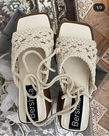 Босоножки Bershka, новые, размер 37, но большемерят. на широкую ногу