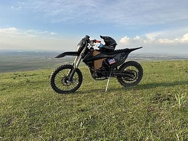 Эндуро/кросс мотоцикл с легким пластиковым обвесом и защитой картера