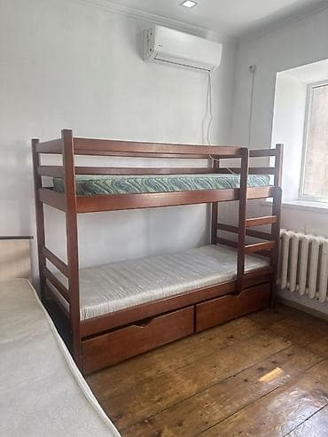 sofa bed: Двухъярусная кровать из дерева с выдвижными ящиками. В отличном — 2