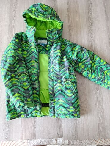 Детская зимняя куртка с ярким зеленым узором, подходящая для