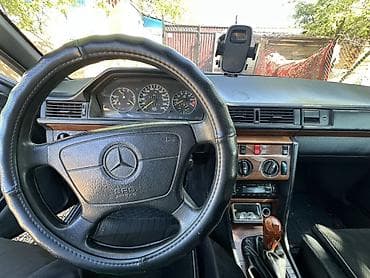 зад: Mercedes-Benz W124: 1992 г., 2 л, Механика, Бензин, Универсал — 3
