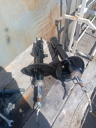 step 2: Передний амортизатор Toyota 2003 г., Б/у, Оригинал, США — 2