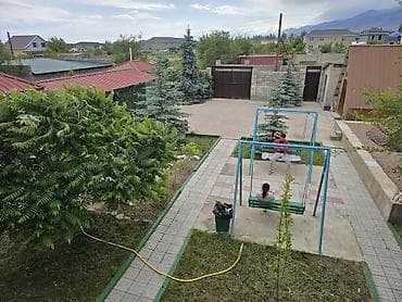 двор: Гостевой дом с зелёным двориком и уютной летней террасой - — 10