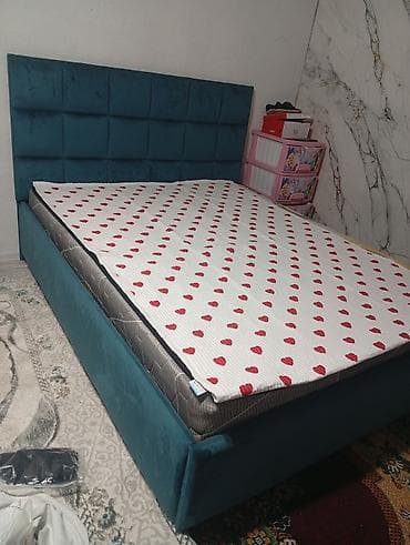 Полки, стеллажи: Двуспальная кровать с высоким мягким изголовьем - Размер спального — 1