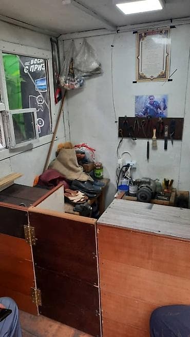 магазин обув: Продается действующий контейнер ремонта обуви!находится в центре( — 3