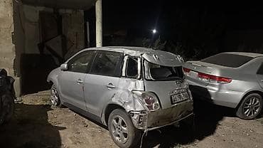 Toyota IST (XP60) серебристый, правый руль, 5‑дверный хэтчбек. Год — 2