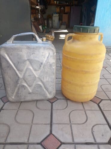 набор эмалированной посуды: Набор разнообразной кухонной утвари, включающий эмалированные — 16