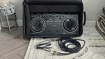 Аудиотехника: DJ-контроллер Pioneer DJ DDJ‑REV1 + транспортировочный рюкзак и кабели — 1