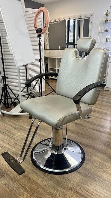 парикмахерский столик: Продаю 1 кресло в хорошем состоянии. Подходит для — 1