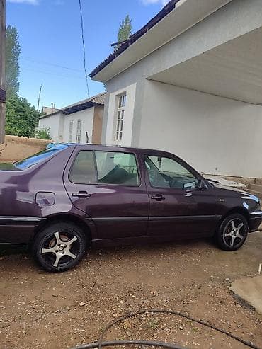 Унаа сатуу: Volkswagen Vento: 1993 г., 1.8 л, Кол менен иштөөчү, Бензин, Седан — 2