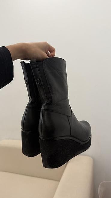 Личные вещи: Женские кожаные ботинки на танкетке, б/у, в хорошем состоянии. Зимние — 2