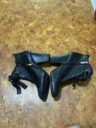 Үлпөт көйнөктөрү жана аксессуарлар: Женские ботильоны-туфли на скрытой платформе и клиновидном каблуке. - — 2