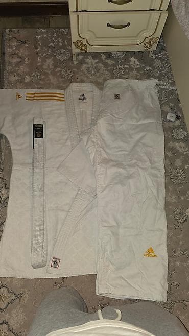 Кимоно для дзюдо Adidas с поясом - Бренд: Adidas (логотипы на кимоно