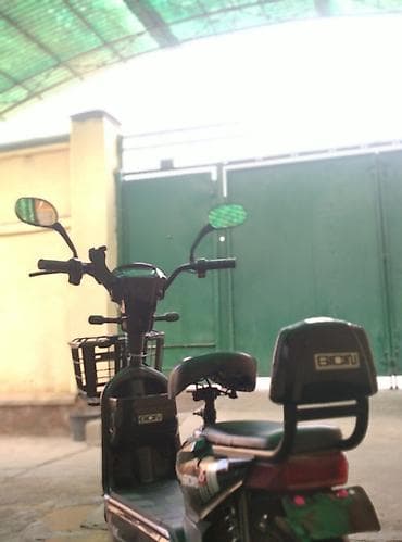 kugoo m3: Электрический скутер черного цвета с передней корзиной и сиденьем со — 4