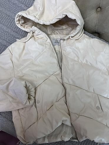 Айымдардын кийими: Два женских верхних изделия. 1) Утеплённая куртка-худи Defacto - — 2
