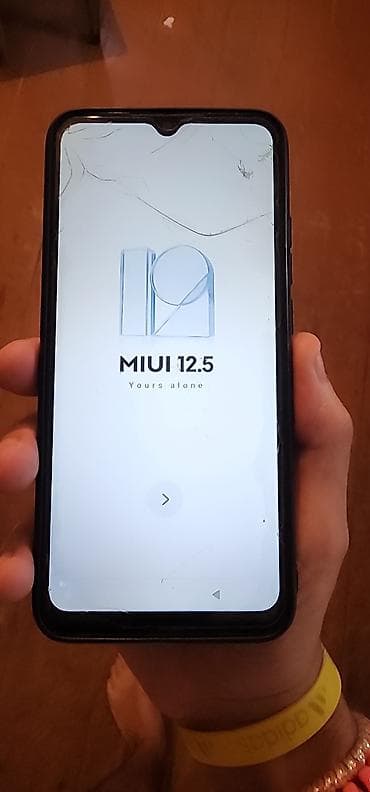 Смартфон Xiaomi Redmi (серия Redmi, задняя крышка черная). - ОС: MIUI
