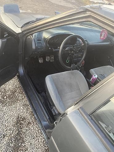 спартивный авто: Mazda 323: 1990 г., 1.6 л, Механика, Бензин, Седан — 7