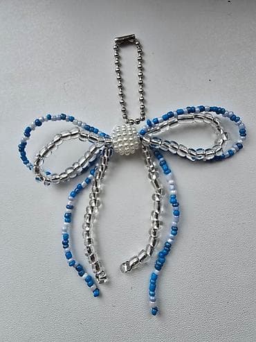 Подвеска-брелок «Бант» из бисера и бусин. - Декор в форме банта