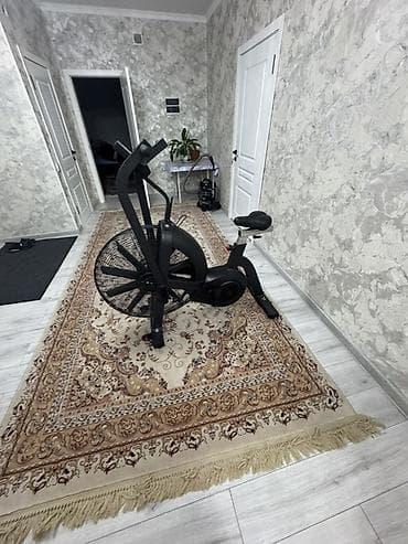 Воздушный велотренажер (air bike) с рычагами для одновременной работы — 3