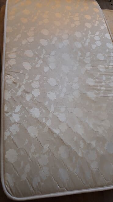 заберем старый матрас: Продаю б/у поролоновый матрац 100х190 см, толщина 8см В середине уже — 1