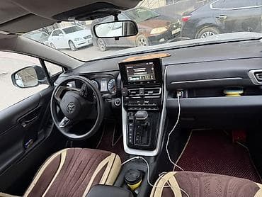 Toyota Innova: 2025 г., 2 л, Автомат, Гибрид, Кроссовер — 9