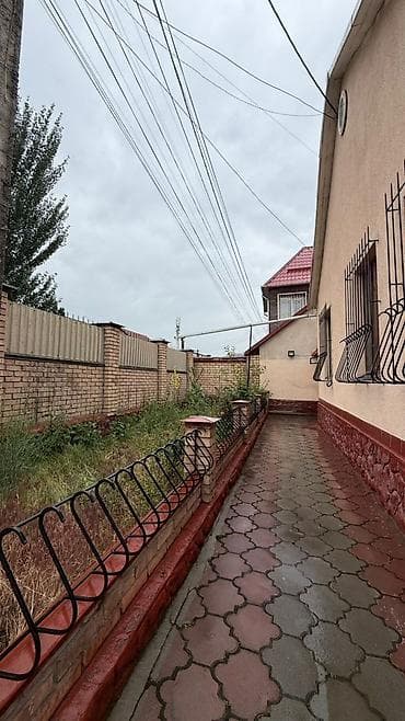 суванбердиева: Срочно продаётся 2‑х этажный кирпичный дом в центре города! Локация — 2